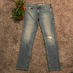 34 x 32 | Signature Levi Distressed Jeans